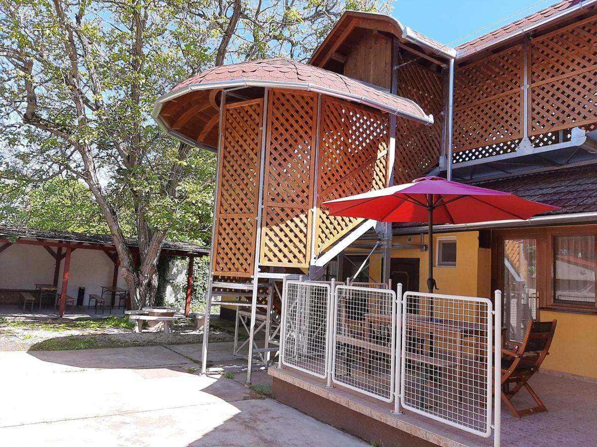 Orosháza Gyopar Gyoengye Apartmanhaz מראה חיצוני תמונה