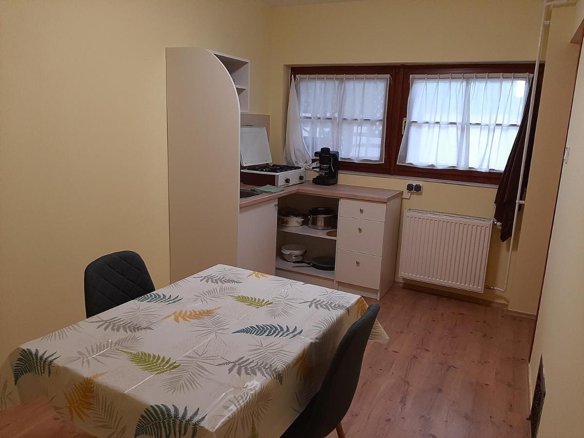 Orosháza Gyopar Gyoengye Apartmanhaz מראה חיצוני תמונה